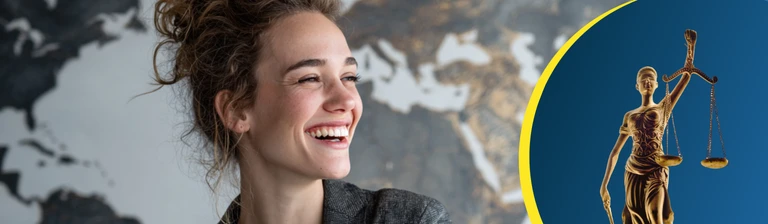 Dame steht lachend vor Weltkarte