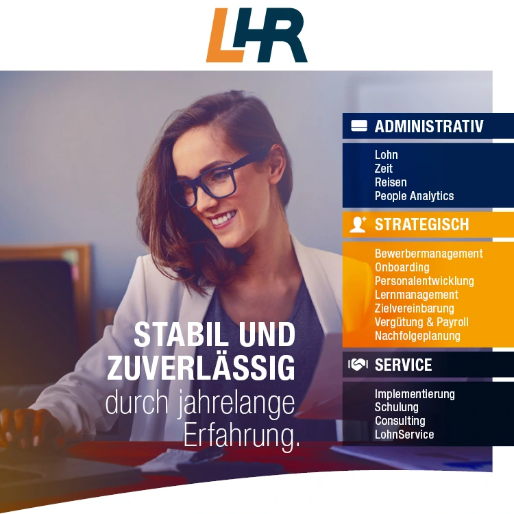 Frau mit Brille arbeitet glücklich am PC