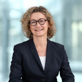 Frau Kreuzhuber im Businessoutfit