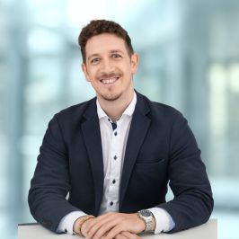Herr Vogel in weißem Hemd und dunklem Jaquette